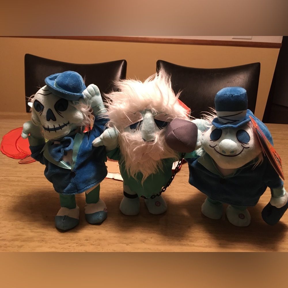 Haunted Mansion Hitchhiking Ghosts Animated & Musical Plush Set